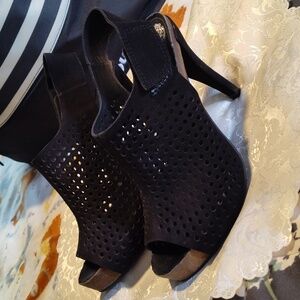 SSB-Vince Camuto 6M Black Leather Stiletto